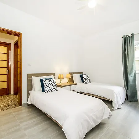 Apartamento Charming 3 Bedroom Flat, Theoria Travel